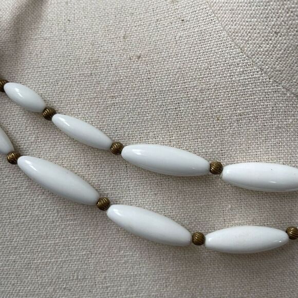 Vintage 50s 60s White Bead Gold Tone Double Strand Becklace - Picture 6 of 6